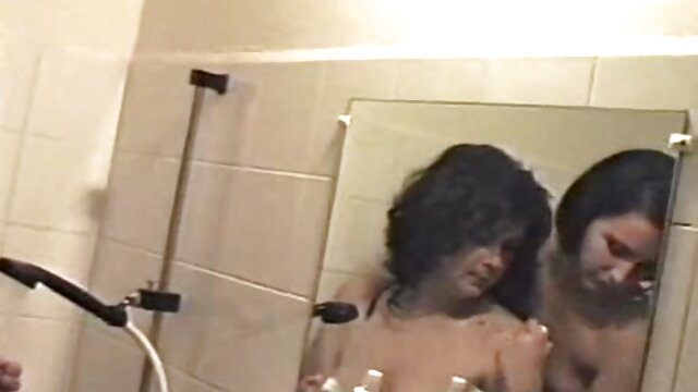 Sophie mere lesbienne initie sa fille Reade 75