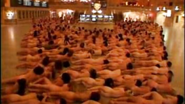 Devon Green se fait pilonner une mere et sa fille lesbienne la chatte au bord de la piscine