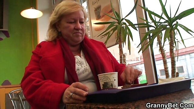 Petite minx Katie ferme les yeux avant l'orgasme d'embuscade de gouines mere fille la BBC