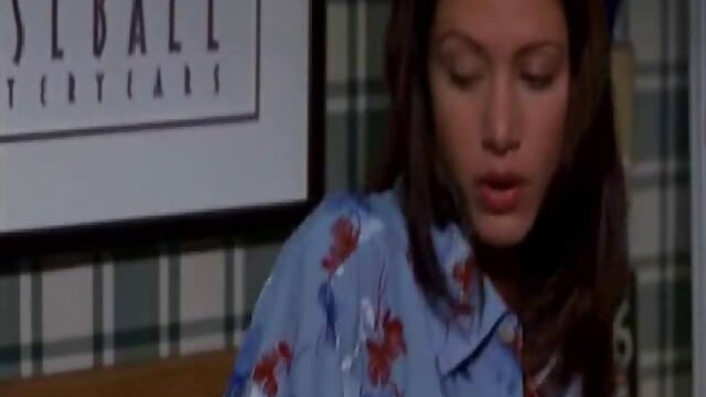 Brunette aime dévorer un pecker avant mere et fille lesbienne video de baiser