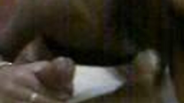 3 milfs chaudes partagent le sexe anal en public dans sexshop video maman lesbienne