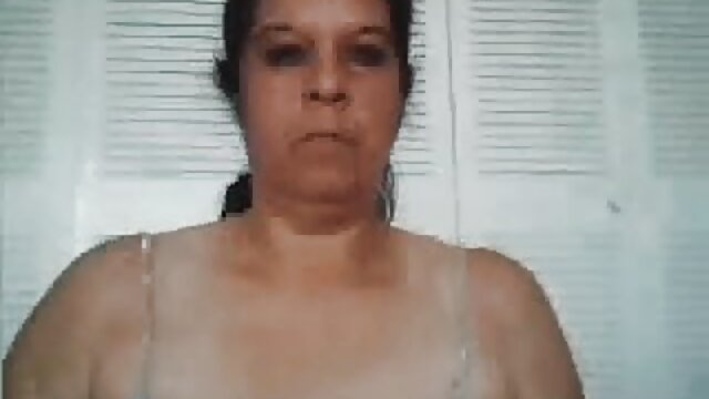Blonde lesbienne avec sa belle mere allemande prend 2 bites