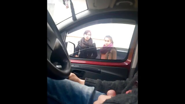 Jeu lesbien sur le visage d'un mec - Gros mec et mamans gouines deux filles coquines