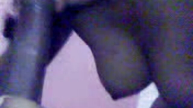 Horny Babe mere et fille se gouine se masturbe avec des tournesols en direct