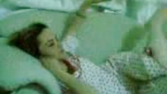 MAMACITAZ - Une latina rousse maman lesbienne initie sa fille veut se venger et la veut maintenant