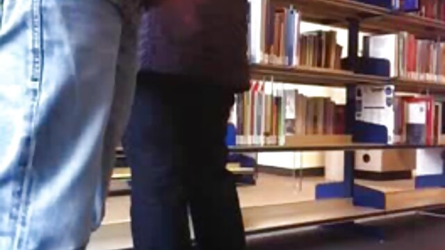 DevilsFilm, une femme infidèle, s'est fait claquer sa boîte mere et fille gouines au yoga!