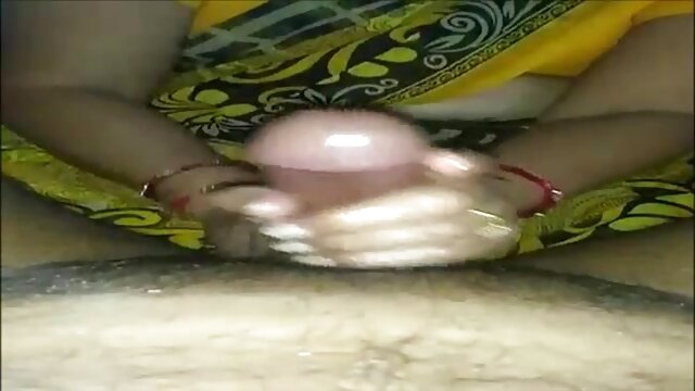 Bébé en bottes chevauche un pecker enragé à l'extérieur video mere et fille lesbienne