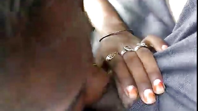 LETSDOEIT - Une maman lesbienne video allemande aux gros seins séduite et se fait baiser en bus