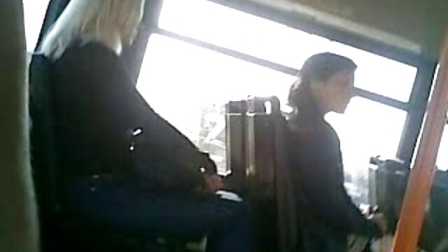 Amateur Chained Girl essaie de s'échapper puis mamans gouines tourmenté
