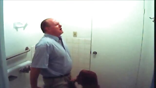 Femme salope chinoise habillée et video porno lesbienne mere et fille baisée dans la chambre