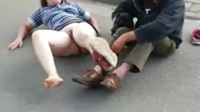 Excellente rousse sur le style DP video mere lesbienne à poings de feu