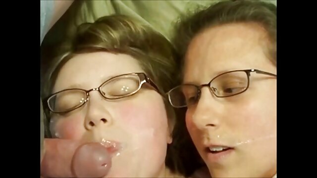 Dane Jones La brune aux gros seins Adelle Unicorn chevauche le visage de BF lesbienne entre mere et fille