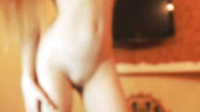 BLONDE RIDE UN maman et sa fille lesbienne DILDO