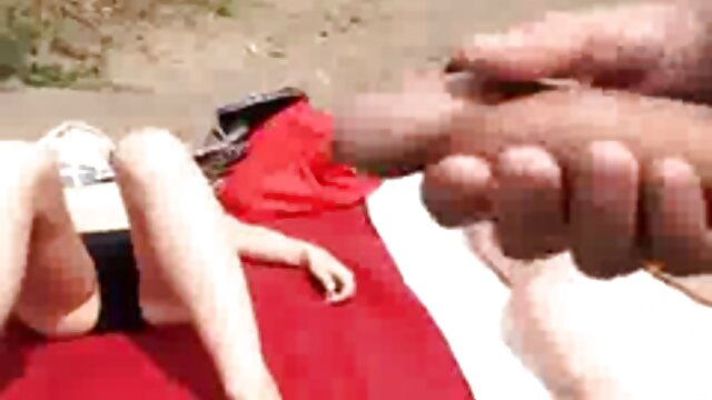 Blonde aux video lesbienne maman petits seins se fait désosser la chatte rasée par derrière