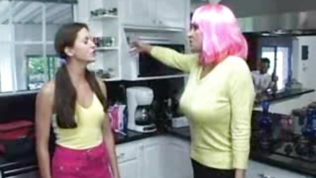 Cute Virgin Teen Demi première fois baise mere et fille gouines au massage dans le salon