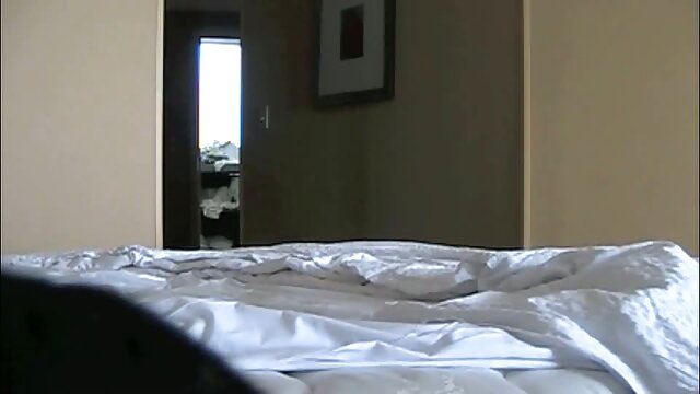 Brunette sert de crachoir maman fille lesbienne humain pour 2 maîtresse
