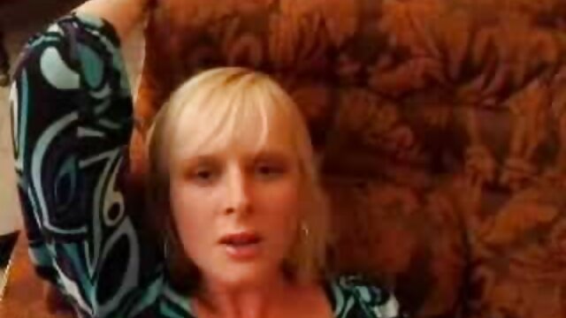 Babe chic lentement baisée lesbienne avec maman après les préliminaires romantiques