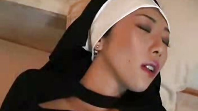 Jeune brune jouée dans la soumission par une maîtresse mere et fille gouine blonde