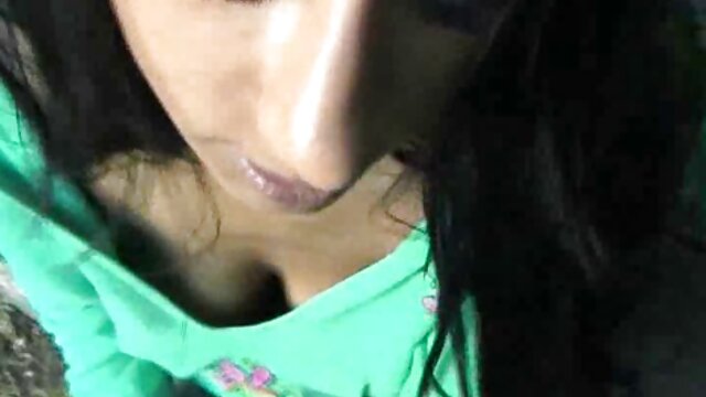 Lina Peters doigte sa chatte maman gouine sa fille charnue
