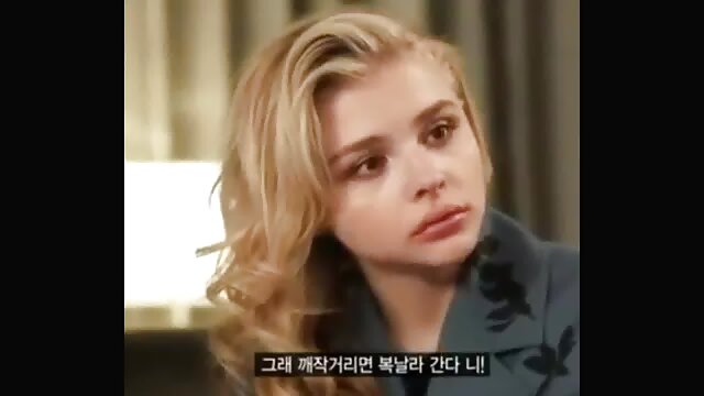 je suis putain maman et sa fille lesbienne d'escorte ukrainienne blonde