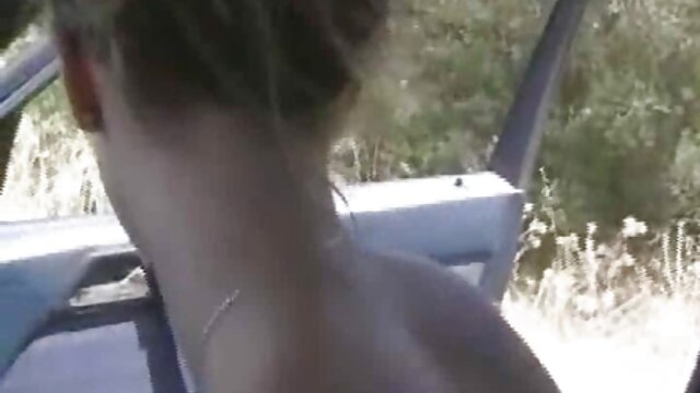 Nettoyage de beauté fille et mere lesbienne dans la rivière