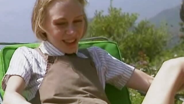 Amusement artistique avec Katie et gouine mere et fille Alison