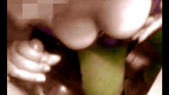 Debt4k. Sexe lesbienne fille et mere avec renarde chaude avec tatouage sexy et corps élancé