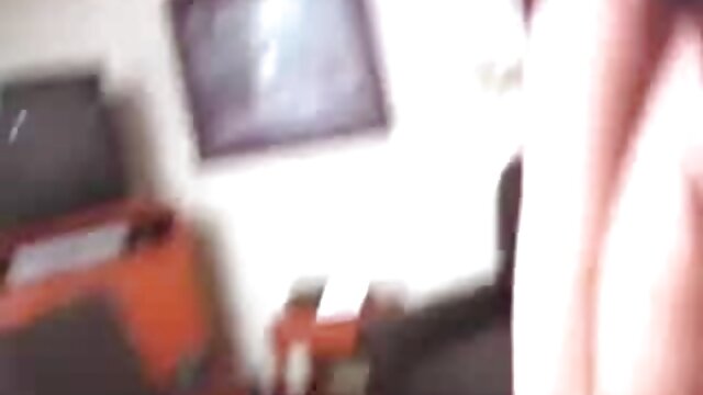 Petite dame japonaise secrètement enregistrée gouine mere et fille en train de se masturber