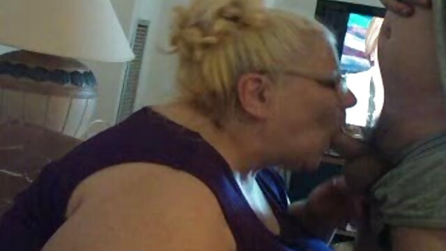 Jolie video lesbienne maman poulette aux gros seins jouant sa chatte